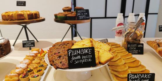 Buffet di dolci con torte, muffin e biscotti.